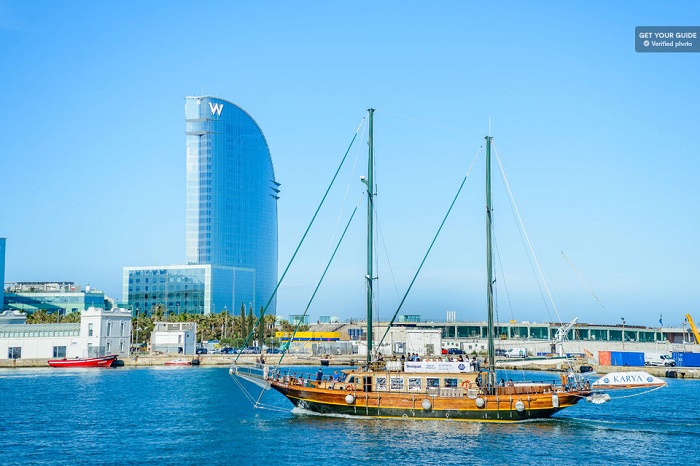Helicopter Flight, Walking Tour and Boat Cruise Barcelona Premium Small Group Tickets