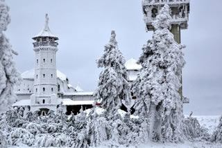 Full-Day Skiing for Beginners on Klínovec Tour from Prague