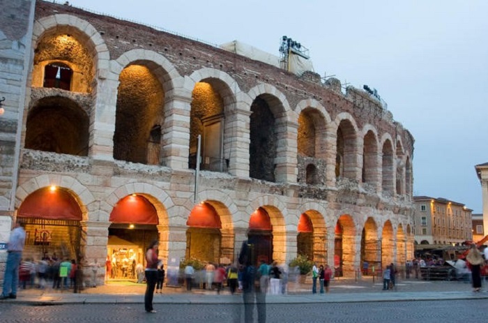 Full-day coach trip to Verona and Lake Garda from Milan