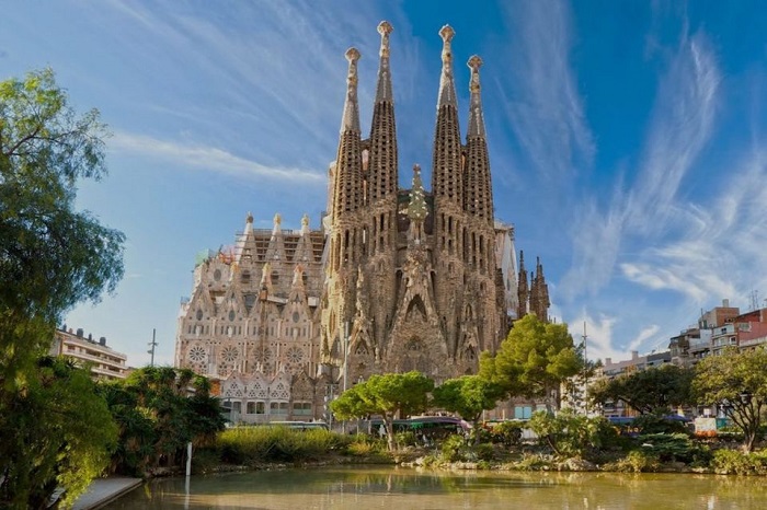 Sagrada Familia Guided Tour with Priority Entry Tickets